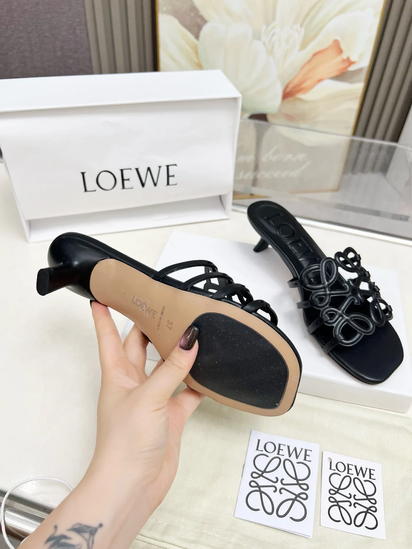 👟👟Ex-factory price 500👟👟 LOEWE 2025 SS summer limited edition hollow slippers, it is a very comprehensive noble fashion brand, highly recommended to all little fairies.   1⃣️Material: Imported cowhide 2⃣️Inner lining: Imported Italian lambskin, super soft and delicate 3⃣️Outsole: Imported Italian original original color genuine leather outsole Heel height 4.5 4⃣️Code number: 35 to 39 (40.41.42.43. Customized)